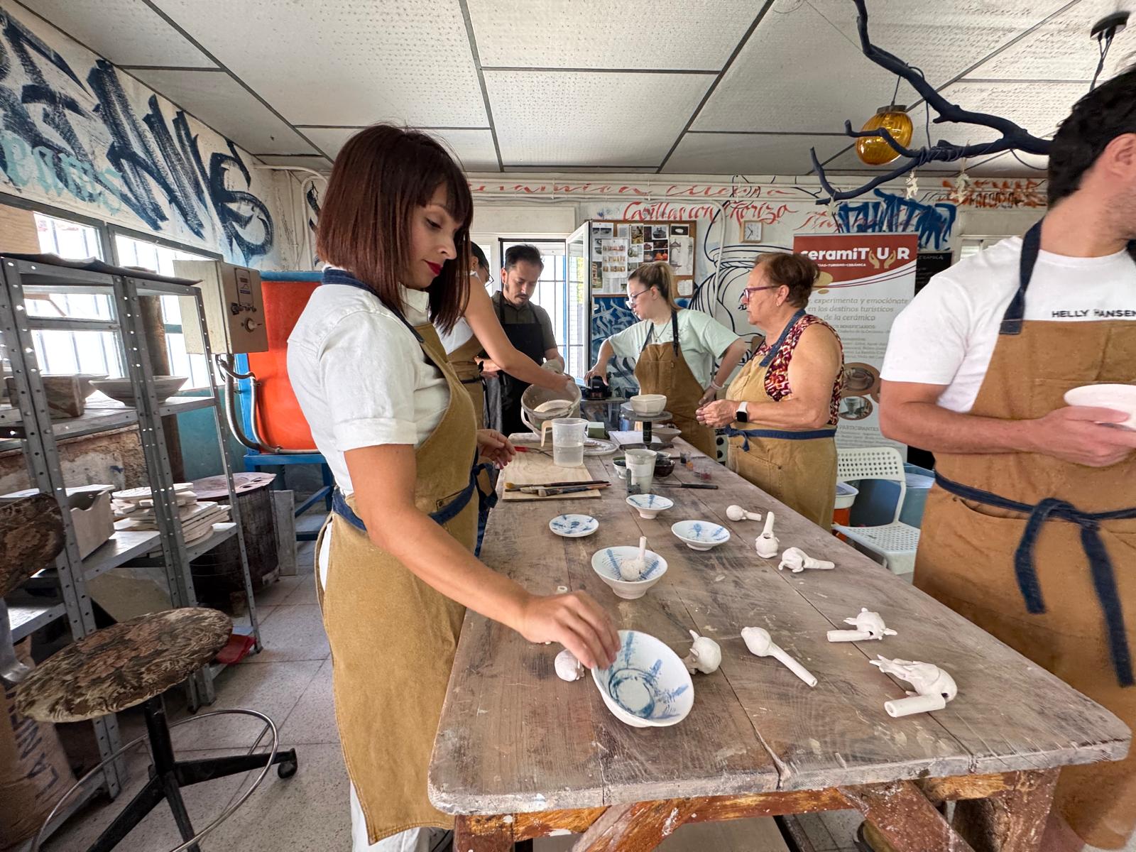 Los participantes del taller de CeramiTUR en Cerámica Vodre completan sus piezas tras un proceso artesanal íntegro